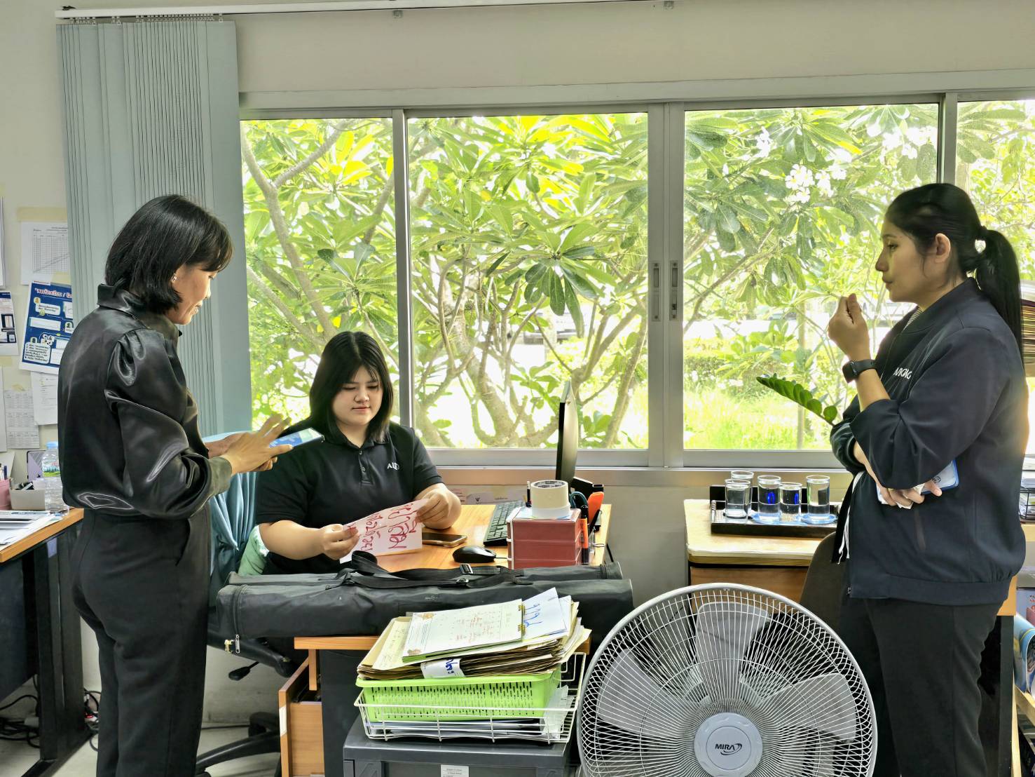 title - ปฏิรูปที่ดินจังหวัดเพชรบุรี พร้อมด้วย เจ้าหน้าที่ ส.ป.ก.เพชรบุรี ต้อนรับและให้ข้อมูลเกี่ยวกับการติดตาม​ความก้าวหน้าโครงการจัดที่ดินเพื่อเกษตรกรรม กิจกรรมศูนย์บริการประชาชน 